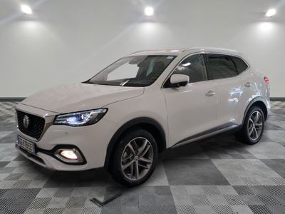 le 4x4 blanc est garé dans une grande pièce au sol en damier