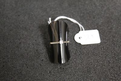un briquet posé sur une table à côté d'une étiquette de prix