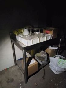 une image représentant une table sur laquelle se trouvent plusieurs objets