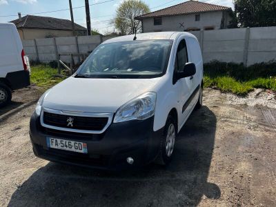 une camionnette blanche garée dans un parking à côté d'une camionnette blanche