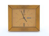une horloge posée sur une table