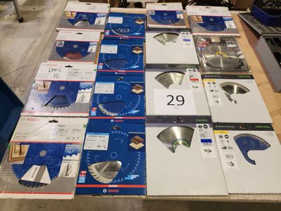 de nombreux types de scies circulaires sur la table