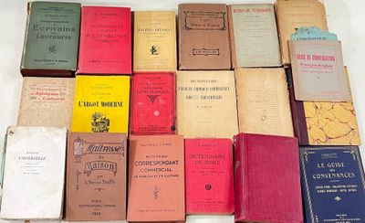 un grand nombre de vieux livres posés sur la table