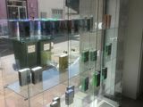 une vitrine en verre contenant de nombreux téléphones portables