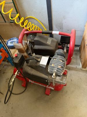 une image d'un petit compresseur d'air dans un garage