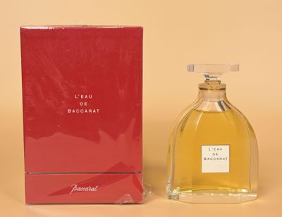 un flacon de parfum posé à côté d'une boîte sur une table