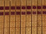 de nombreux livres alignés sur une étagère