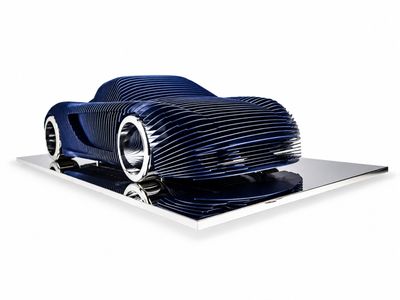 une image représentant une maquette de voiture posée sur une assiette