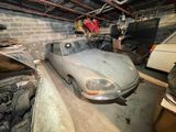 une voiture garée au milieu d'un garage