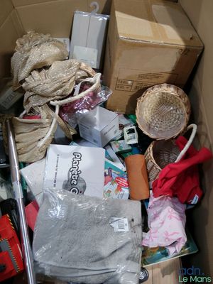 une boîte en carton remplie d'objets hétéroclites