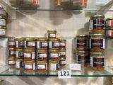 de nombreux bocaux de conserve sur les rayons du magasin