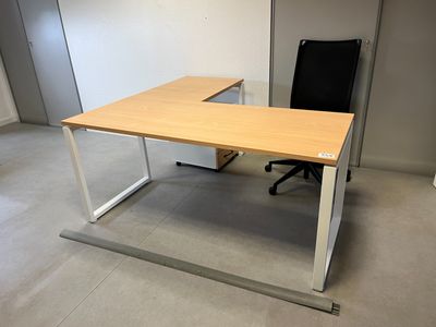 Bureau avec retour en mélaminé clair, avec caisson, chaise d…
