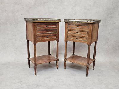 paire de tables de chevet françaises anciennes avec dessus en marbre