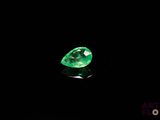 gros plan d'un diamant vert sur une surface noire