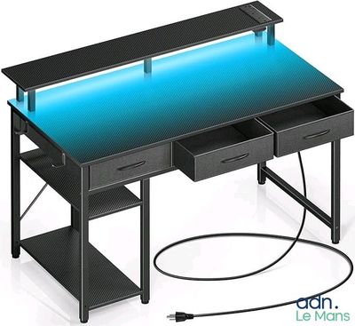 un bureau d'ordinateur avec une lumière bleue en dessous