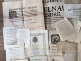 beaucoup de vieux journaux français posés sur une table en bois