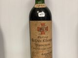 une bouteille de vin rouge posée sur une table en verre