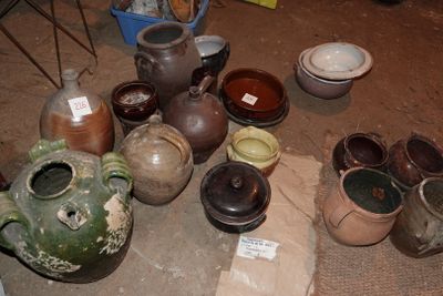 LOT d'objets en grès : pots, jarres, plats, pichets… - Photo 1