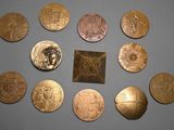 un grand nombre de pièces disposées en cercle