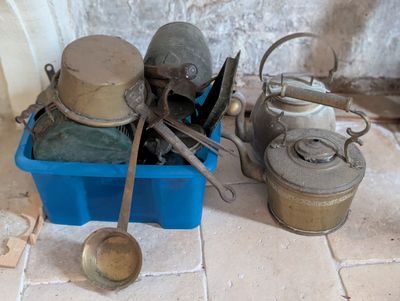 Réunion d’objets usuels anciens, liés à la vie quotidienne -…