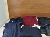 un lit sur lequel sont posés tout un tas de vêtements