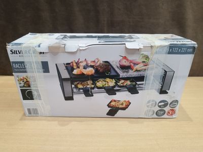 la boîte est ouverte pour montrer le contenu du barbecue