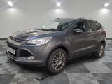 La Ford Kuga grise est garée sur un sol en carrelage à damier.