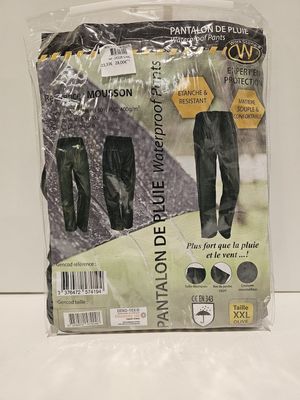 deux pantalons dans un sac en plastique posé sur une surface blanche