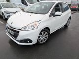 la voiture blanche est garée dans le parking à côté d'autres voitures