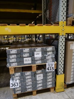 des piles de cartons sur une palette dans un entrepôt