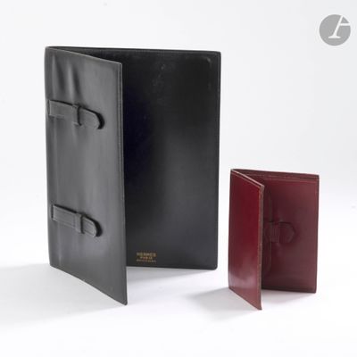 deux portefeuilles en cuir noir et rouge posés l'un à côté de l'autre sur une surface blanche
