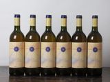 six bouteilles de vin posées sur une table en bois