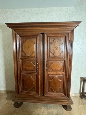 une armoire en bois dans le coin d'une pièce