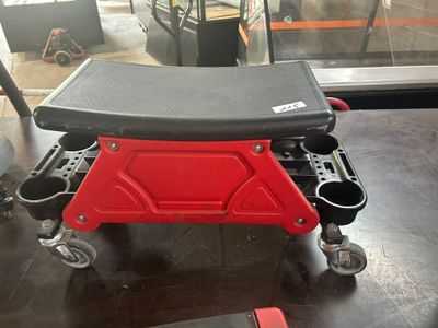 un chariot rouge et noir posé sur une table en bois