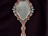 l'image d'un miroir posée sur un tissu violet