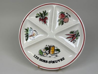 une assiette sur laquelle sont disposés tout un tas de fruits et légumes différents