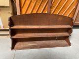 un banc en bois posé au milieu de la pièce