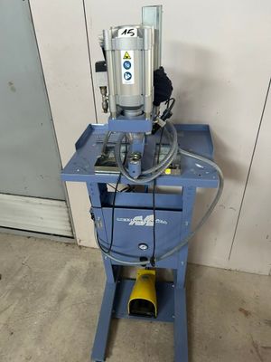 l'image d'une machine posée sur une table