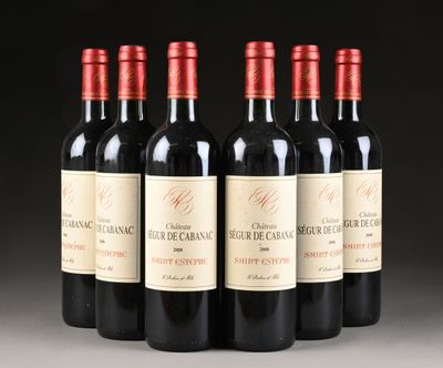 six bouteilles de vin rouge sont alignées