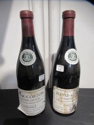 deux bouteilles de vin posées sur une table l'une à côté de l'autre