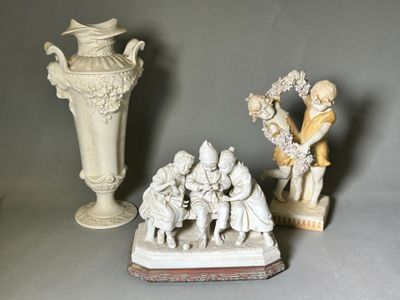 trois figurines posées sur une table à côté d'un vase