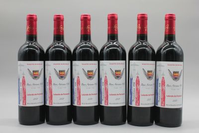 six bouteilles de vin rouge sont alignées