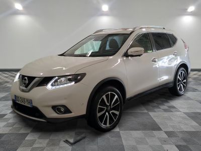 le suv blanc de nissan est garé sur un sol en damier