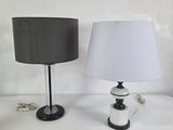 une paire de lampes noires et blanches posées sur une table blanche, avec un abat-jour noir