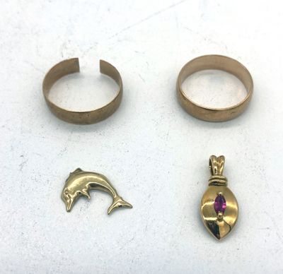 deux bagues : une bague ornée d'un dauphin, une bague ornée d'une couronne et une bague ornée d'un dauphin
