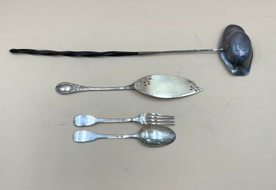 une cuillère, une fourchette et un repose-cuillère à côté d'une cuillère et d'une cuillère