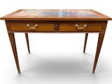 l'image d'une petite table avec un tiroir