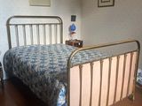 un lit recouvert d'une couette à motifs floraux bleus et blancs