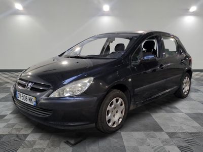 la photo d'une voiture noire garée dans un garage
