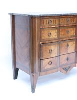 Commode de forme rectangulaire à façade mouvementée en bois … (photo 3)